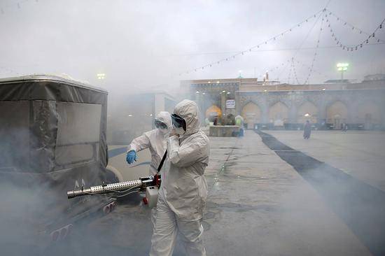 （马什哈德市，工作人员喷洒消毒剂图：CNN）
