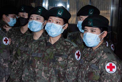 3月3日，在韩国大邱，韩国陆军最新派往大邱的护士抵达宾馆。新华社发