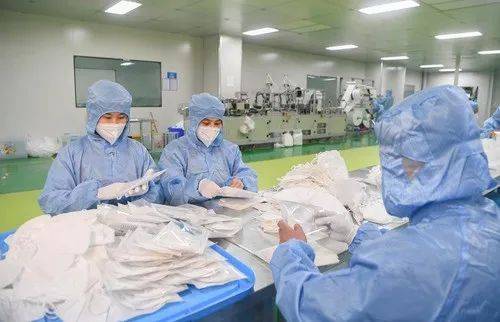 3月2日，重庆市渝北区一企业工作人员在医用N95口罩生产包装车间内作业。当天，我国口罩日产能产量连续快速增长，双双突破1亿只。新华社记者王全超摄