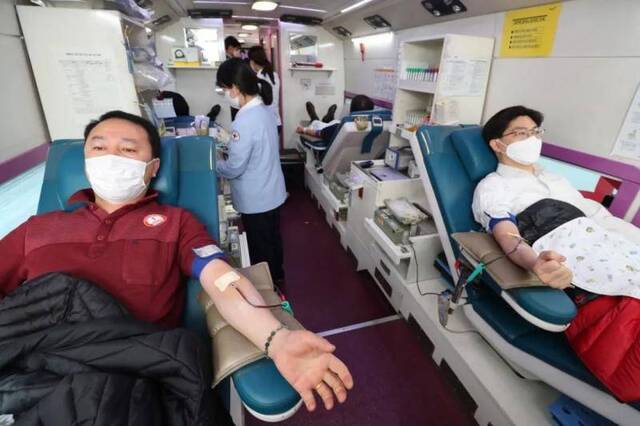 3月2日，在韩国首尔，居民在献血巴士上献血，以应对疫情带来的血液供应困难。新华社/纽西斯通讯社