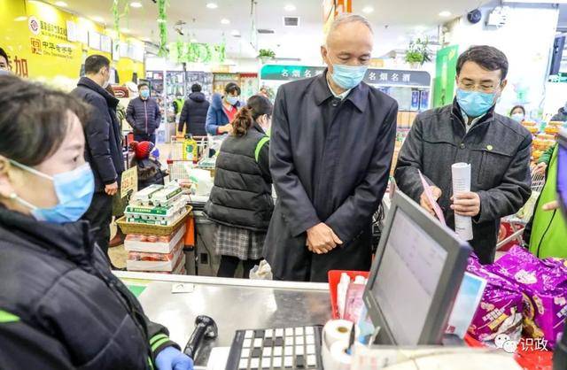 察看蔬菜水果等市场供应情况