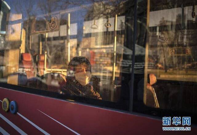 3月2日，在伊朗德黑兰，一名女子戴着口罩乘坐共同汽车。图据新华社