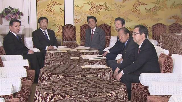 安倍与立宪民主党党首枝野幸男（左二）会谈（NHK）