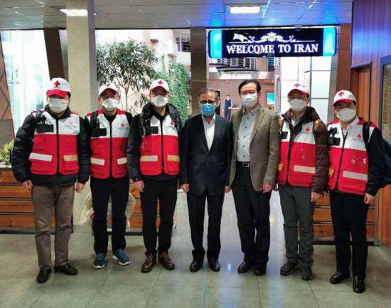 ▲2月29日凌晨，驻伊朗大使常华和伊卫生部官员前往机场迎接中国红十字会志愿专家团队。（图片源自中国驻伊朗大使馆网站）