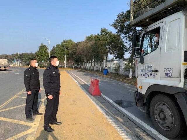 一名湖北籍货车司机手写感谢信：谢谢警号“054507”