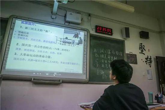 一名学生在收看成都七中远程课堂视频