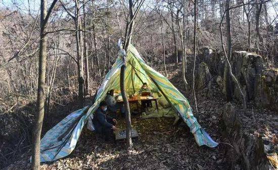 湖北宜昌，爷爷循信号找遍大山，为孙女搭网课帐篷