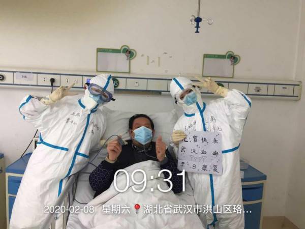 图说：张琴琳（左）和同事在病房中照顾病人