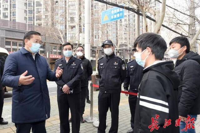 “吃得怎么样？住得怎么样？”在洪山区为务工、就医等滞汉外地人员提供食宿保障的万嘉酒店安置点，王忠林详细询问两名滞汉外地青年长江日报记者周超摄