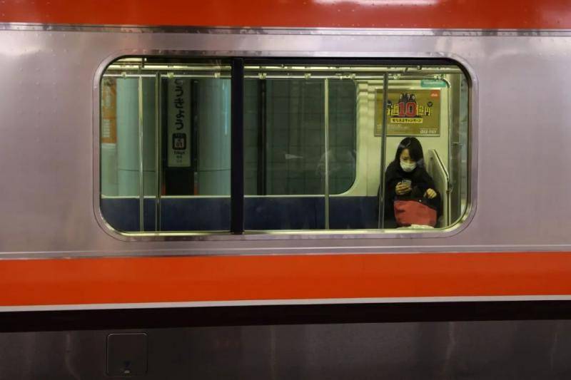  3月3日，在日本东京，一名女子戴口罩乘坐公共交通。新华社/路透