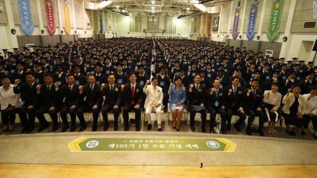 新天地总部召开的大会