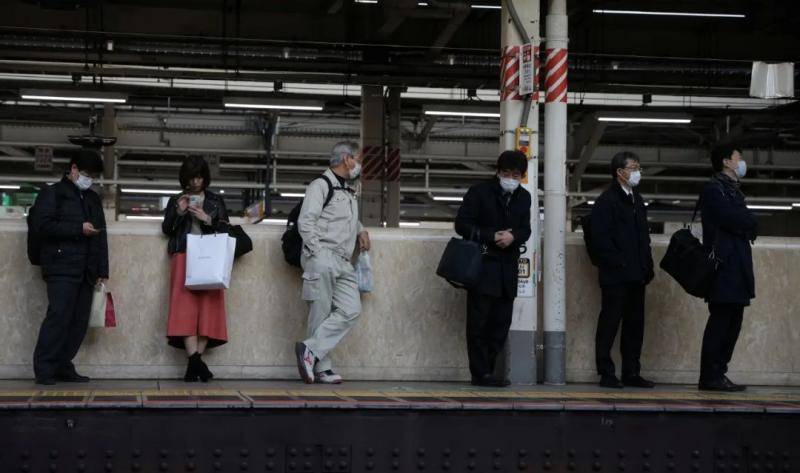 3月3日，在日本东京，部分行人戴口罩出行。新华社/路透