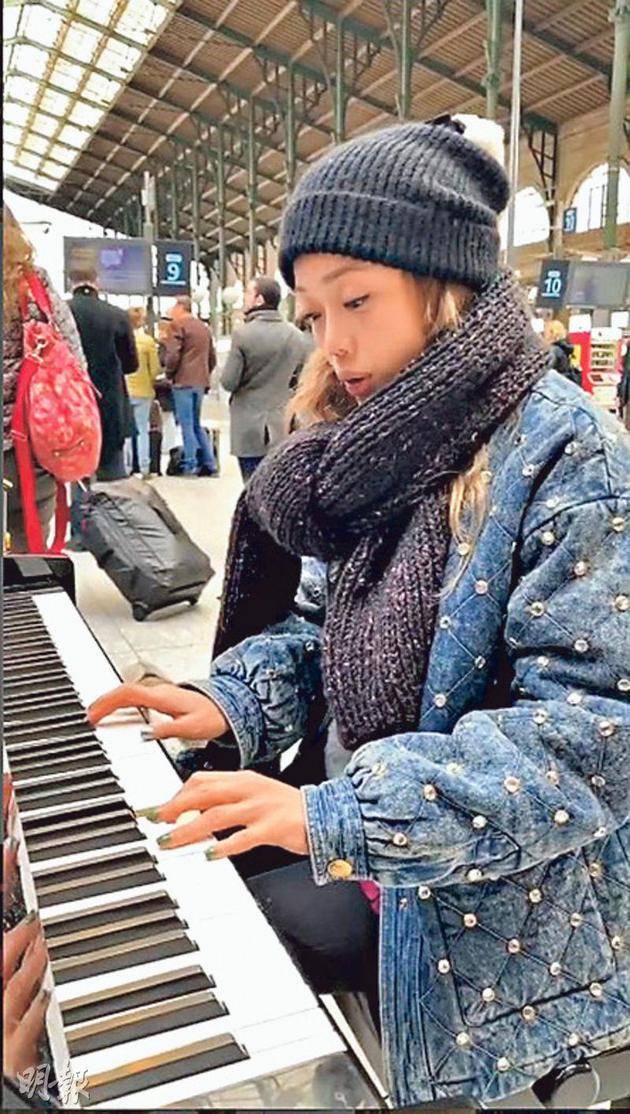 容祖儿取消巴黎演唱会，却在火车站巧遇乐迷，现场刚好有一个钢琴，于是即席表演。