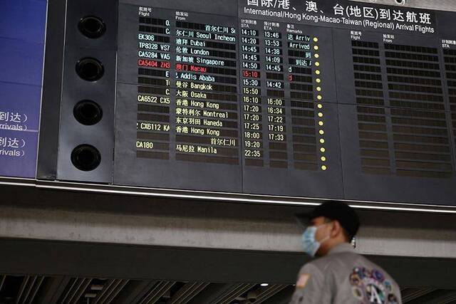 首都国际机场T3航站楼，大屏幕上显示抵京航班信息。首都国际机场T3航站楼，大屏幕上显示抵京航班信息。