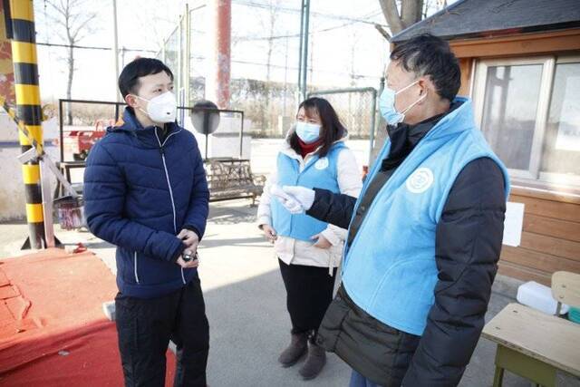 学雷锋日 村里的志愿者为执勤人员剪发送饭