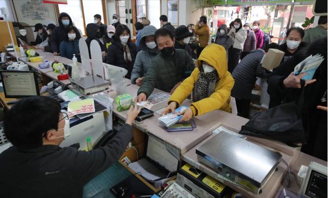  2日，韩国釜山机张郡一家邮局，每人限购5个口罩。