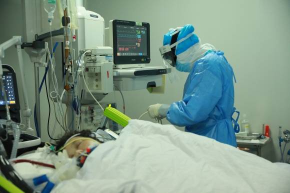 护士们正在操作复杂的监测设备。摄影：鲁巷