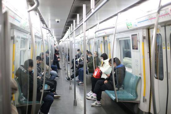 京港地铁：根据客流适时加开临客，减少乘客在车厢车站聚集