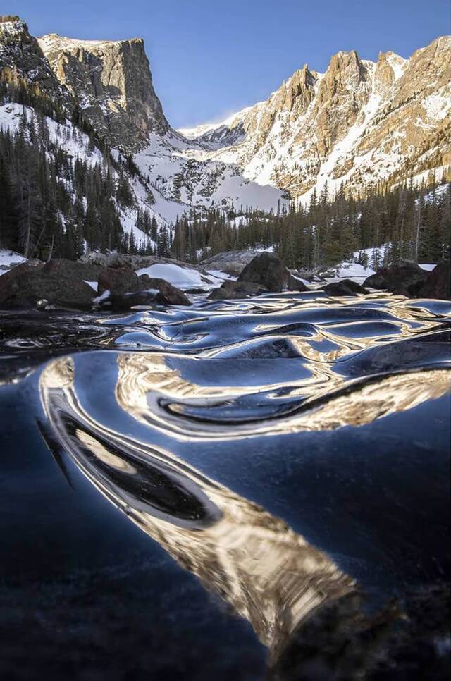 美国落基山国家公园的梦之湖（Dream Lake）湖面出现“冰冻浪花”