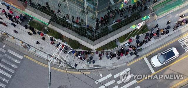 △韩国仁川市民排长队购买口罩图片来源：韩联社