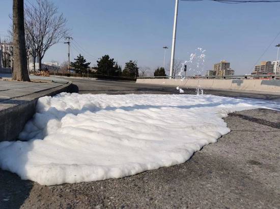 突发！北京芍药居地铁站附近一下水井“口吐白沫”