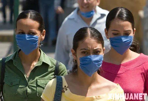 ▲资料图片：2009年暴发甲型H1N1流感疫情，一时间蓝色或白色的口罩风行，“遮住了世人的脸庞”。（新华社发）