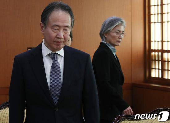 6日，韩国外长康京和召见日本驻韩大使富田浩司（news 1）