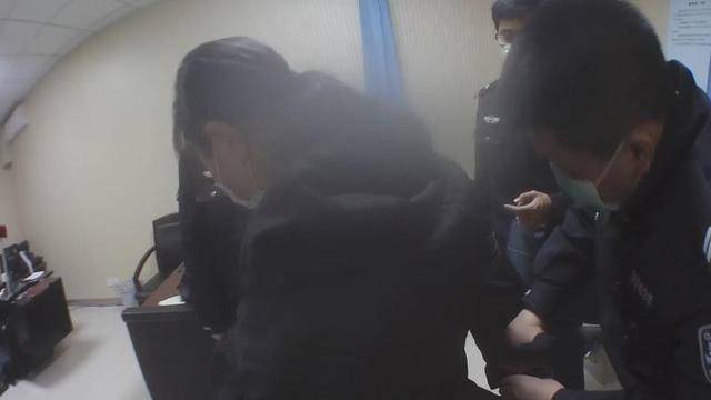 搭讪社区防疫工作人员，一女子冒充民警骗钱被刑拘