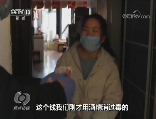 00后上完网课帮居民买菜 武汉社区里的“红马甲”都是什么人？