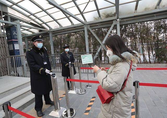 地铁沙河站、天通苑站试点早高峰预约进站 组图