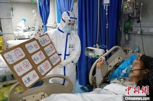 江西医疗队护士自制图片卡 解决护患沟通难题