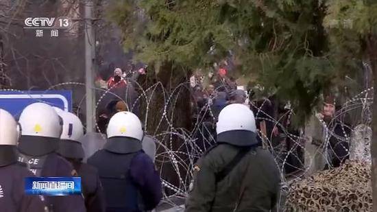 越境人员聚集 希腊土耳其边境再度发生冲突