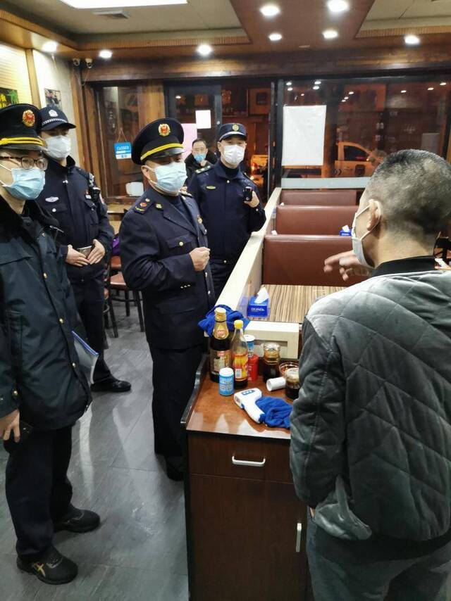 上海战疫手记 在虹桥镇“韩国街”，4个韩国人深夜在店里撸串，我们这样提醒……