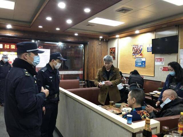 上海战疫手记 在虹桥镇“韩国街”，4个韩国人深夜在店里撸串，我们这样提醒……
