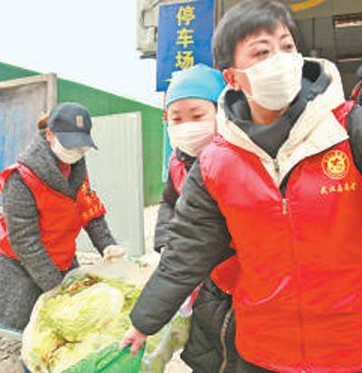 2月27日，潘丽娟（右一）在社区为居民送爱心菜。本报记者张武军摄