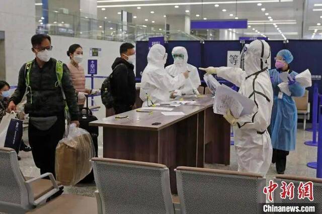 上海海关人员对入境旅客进行信息核查。殷立勤摄