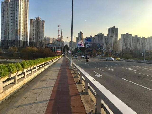 韩国疫情最严重的大邱街景。受访者供图