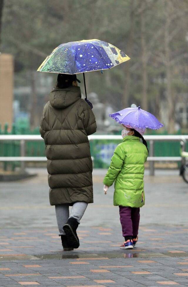 北京傍晚降小雨 明晚最低气温重回冰点之下 组图