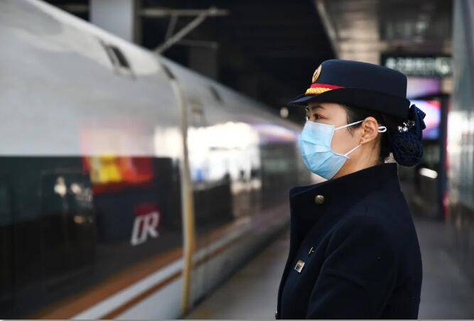 平均年龄27岁，穿上战袍，她们走路带风