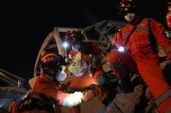 泉州坍塌酒店已救出48人，国家安委办副主任凌晨抵达