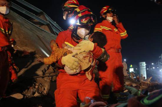泉州坍塌酒店已救出48人，国家安委办副主任凌晨抵达