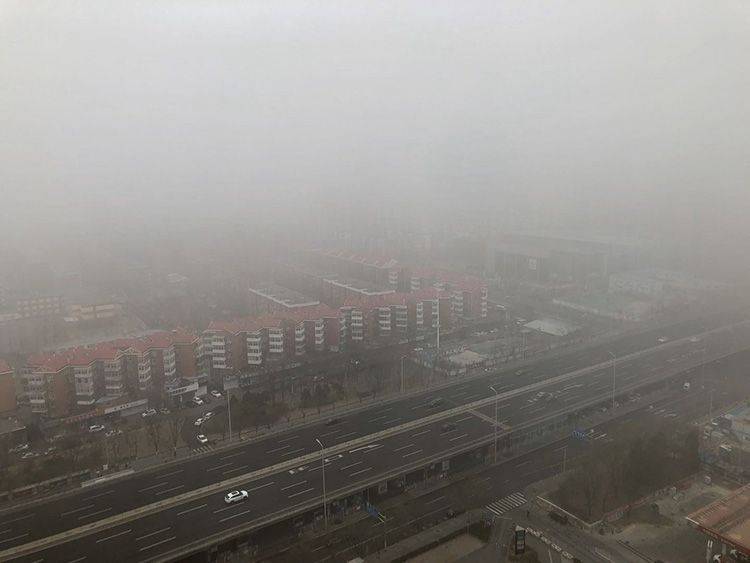 组图  晨雾锁京城 部分地区能见度小于500米
