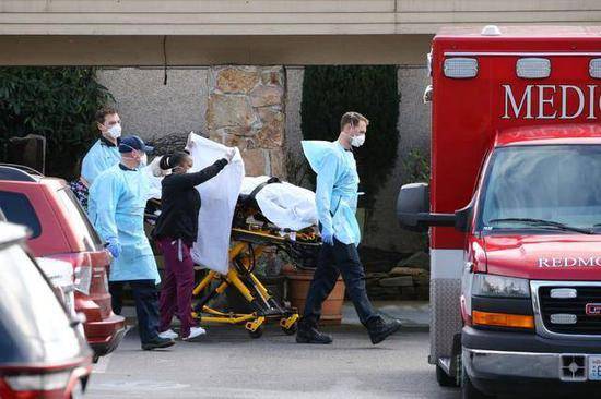 （图说：3月7日，柯克兰市医护人员在“生命康护中心”转移病患。图/Getty Images）