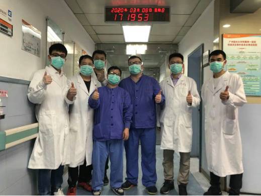 △钟南山院士团队与沈阳自动化研究所团队在病区进行机器人试验