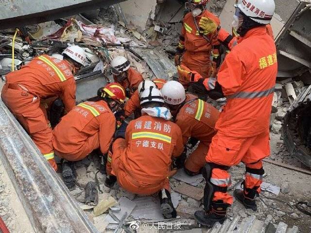 泉州坍塌现场已搜救出受困人员50人，消防员集体向坍塌遇难者默哀