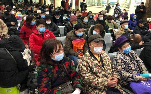 1月22日，武汉市首批定点医院之一的汉口医院一楼发热门诊。新京报向凯摄