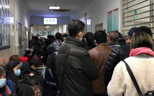 1月23日，武汉市红十字会医院发热门诊排长龙。新京报向凯摄