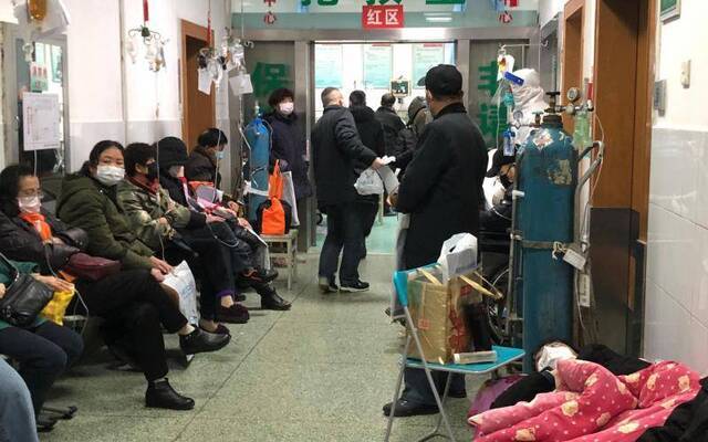 1月23日，武汉市红十字会医院发热门诊排长龙。新京报向凯摄