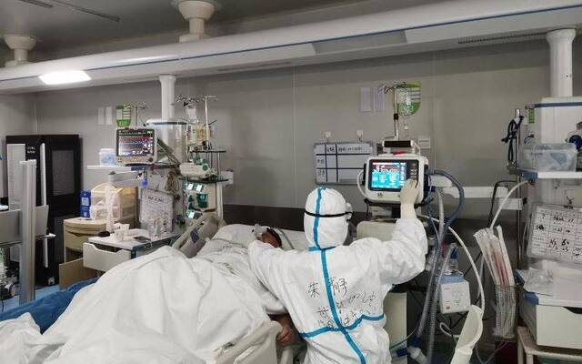 武汉市肺科医院ICU病房内，医护人员在照看病人。受访者供图