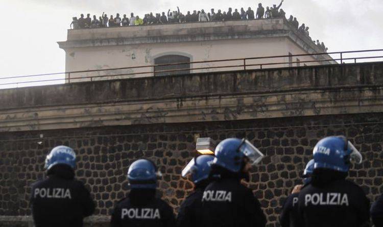意大利警方与占领那不勒斯监狱屋顶的囚犯对峙图源：英国《镜报》